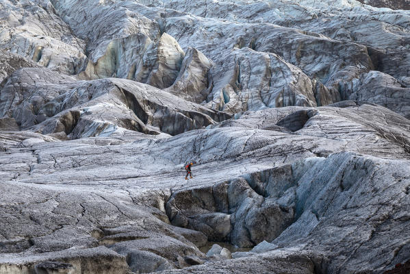 Hiker at Svínafellsjökull, Hornafjörður, Austurland, Iceland, Northern Europe  (MR)