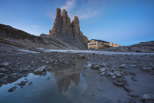 Rifugio Re Alberto 1 illuminated at dusk at Vajolet Tower, Gruppo del Catinaccio, Dolomiti di Gardena, Bolzano, Tires, Trentino Alto Adige, Italy, Southern Europe