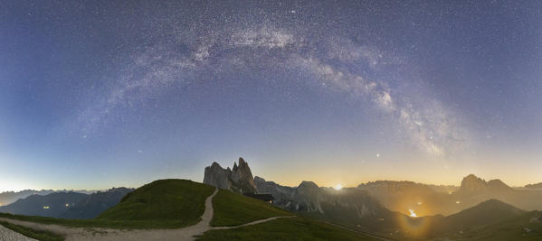 Panoramic view of Milky way over Grobe Fermeda and Sassolungo at Seceda, Gruppo delle Odle, Dolomiti di Gardena, Bolzano, Trentino Alto Adige, Italy, Southern Europe