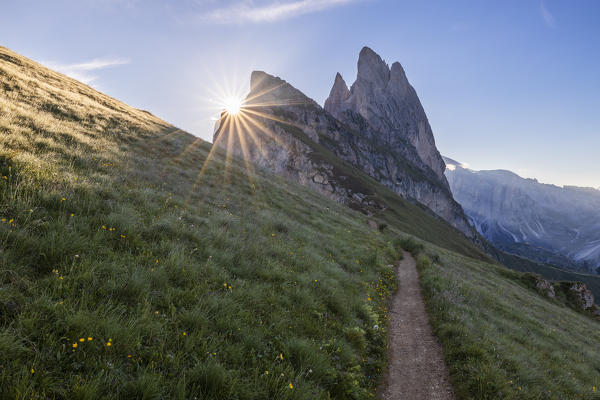 Sunburst at Seceda during sunrise, Gruppo delle Odle, Dolomiti di Gardena, Bolzano, Trentino Alto Adige, Italy, Southern Europe
