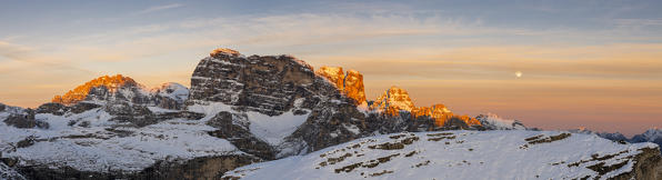 Panoramic view of Croda dei Toni and Punta dell’Agnello at sunset, Bozen, Belluno, Dobbiaco, Veneto, Trentino Alto Adige, Italy, Western Europe