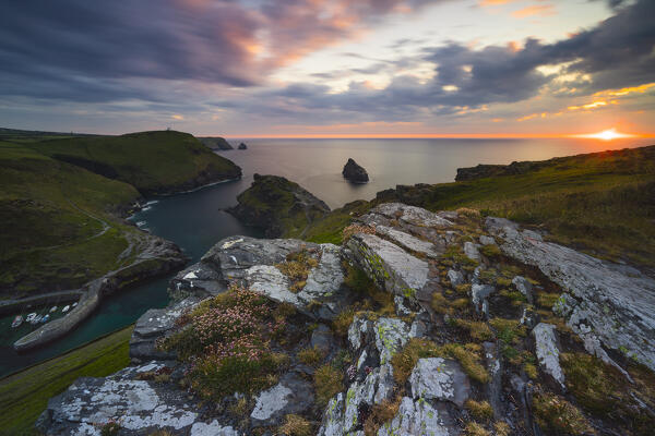 A view of Atlantic Ocean from Boscastle Cliffs at sunset, Boscastle, Forraburry and Minster, Cornwall, United Kingdom, Northern Europe