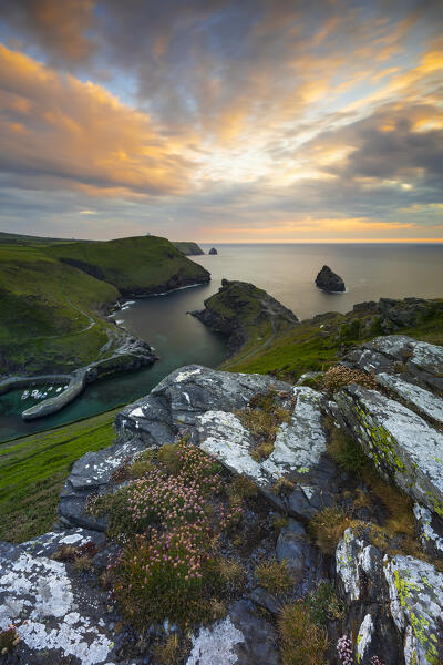 A view of Atlantic Ocean from Boscastle Cliffs at sunset, Boscastle, Forraburry and Minster, Cornwall, United Kingdom, Northern Europe