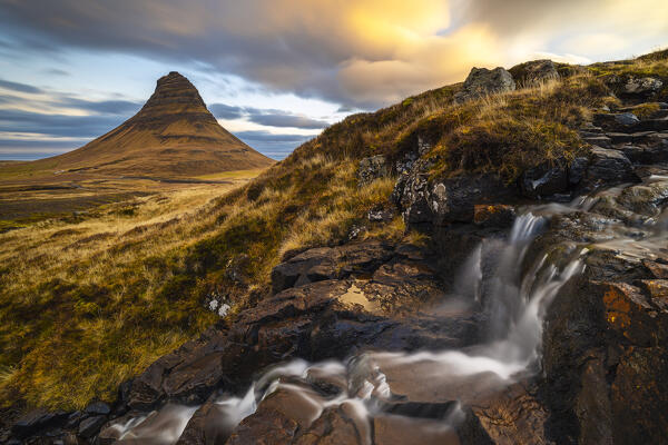 Sunrise at Kirkjufell during autumn, Grundarfjörður, Snæfellsnes peninsula, Vesturland region, Iceland, Northern Europe