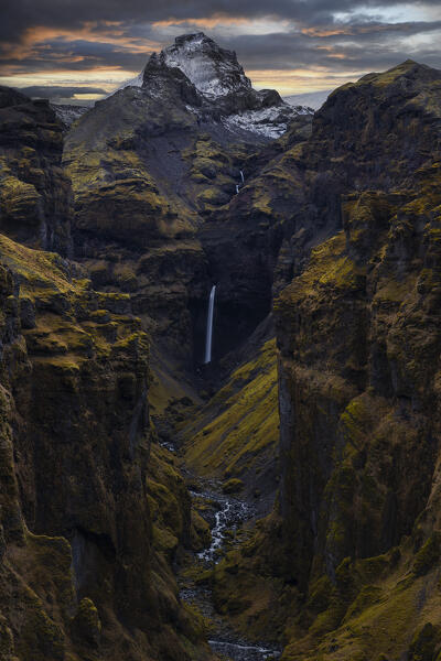 Mulagljufur canyon with the view of the Ocean and Jokulsarlon glacier, southern Iceland, Iceland, Northern Europe