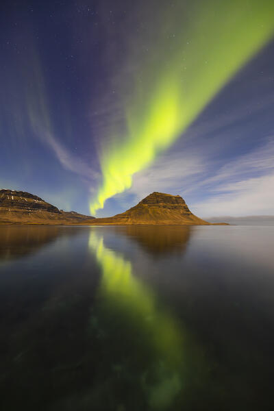 Northern lights at Kirkjufellfoss, Kirkjufell, Grundafjordur, Snaefellsnes peninsula, Vesturland region, Iceland, Northern Europe