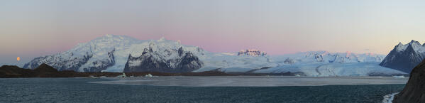 A view of Jokulsarlon Bay and Vatnajokull glacier at sunrise, Jökulsárlón, Diamond beach, Austurland, Iceland, Northern Europe