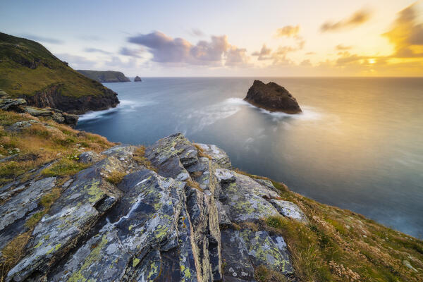 A view of Atlantic Ocean from Boscastle Cliffs at sunset, Boscastle, Forraburry and Minster, Cornwall, United Kingdom, Northern Europe