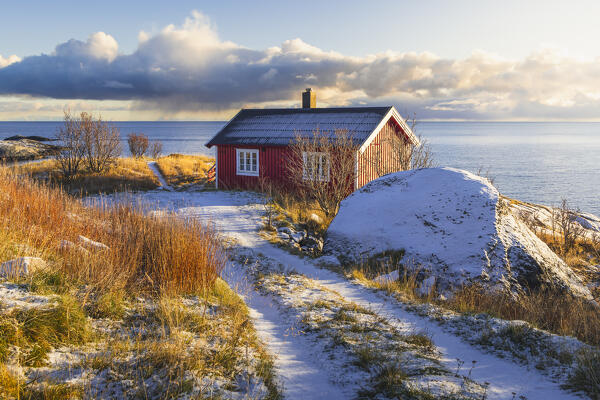 Lone Rorbu at sunset near Hamnoy during winter sunset, Moskenes, Moskenesoya, Nordland, Lofoten, Norway, Northern Europe 