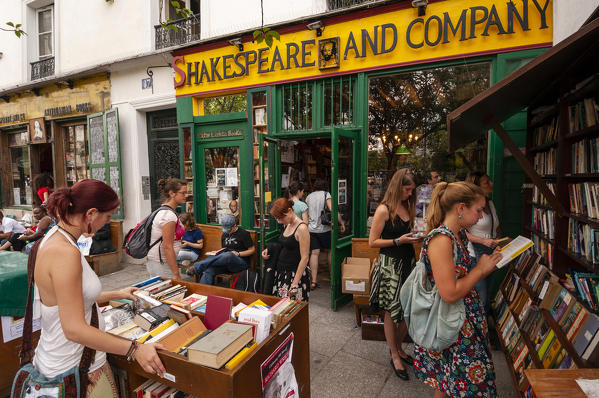 Shakespeare and Company Book Store, Quartier Latin, Paris, France.