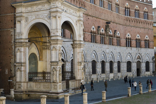 The Palazzo Pubblico (Town Hall) in Piazza del Campo, Siena, Tuscany, Italy.