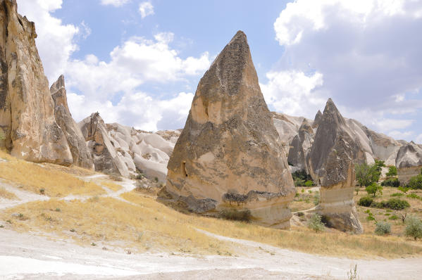 In this part of the Kapadokia region in Turkey, you can see these fantastic formations. This area is called Rose Valley because of the coloring that takes the tuff with the light of the sun at different times of the day.