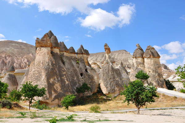 This region in Turkey, Kapadokia, Fairy Chimneys is full of very special formats from different logs and different heads.