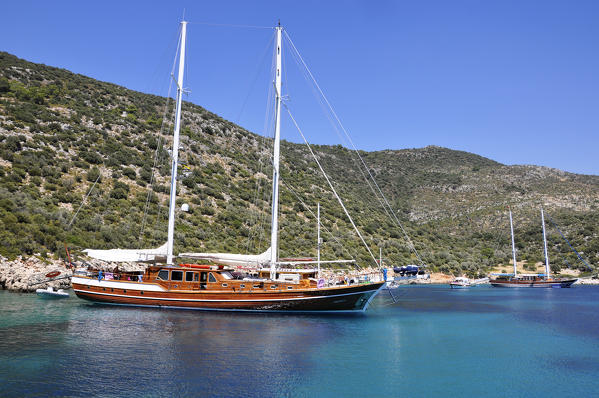 In Turkey all year you can take cruises in gulet. This boat is typical of this part of the sea with which you can admire the beautiful coastline, turquoise, of Turkey.