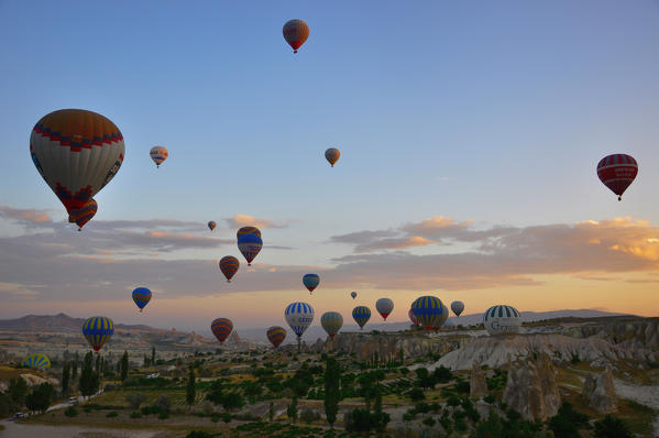 Turkey, Kapadokia, hot-air balloons at sunset