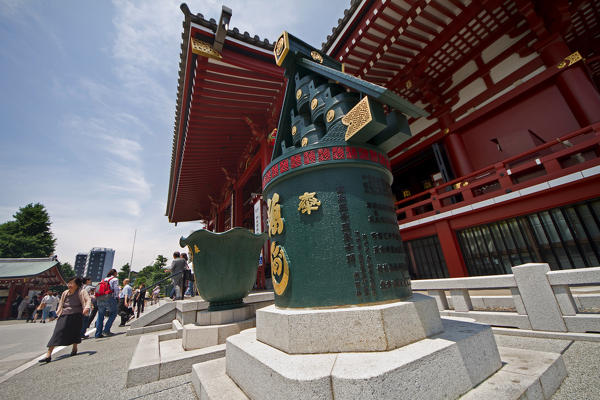 The entrance of the Akasuka Sanctuary, inside the Sensoji Temple, dedicated to Kannon Sama, Buddhist goddess. Asakusa district, Tokyo, Japan