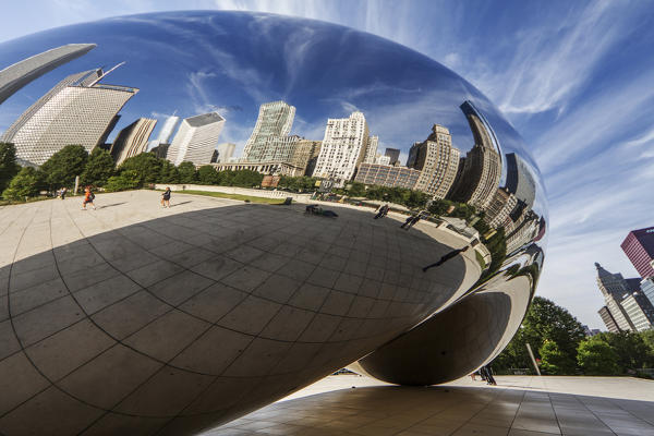 The Cloud Gate is a monument made entirely of stainless steel polished to a mirror and it reflect on its surface the skyscrapers that surround it. Millenium Park, Chicago,Illinois, USA