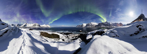 360 panorama with northern Lights (Aurora Borealis) over okshornan peaks (devil's jaw) from djevelens tanngard, senja, nordland, norway, europe