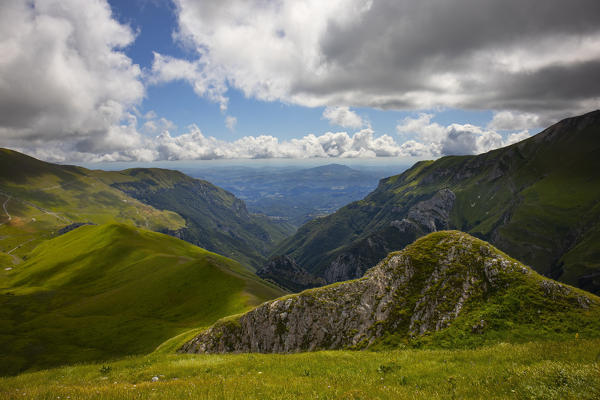 Italy, Marche, Sibillini mountain range, Ambro Valley from Pizzo Acuto