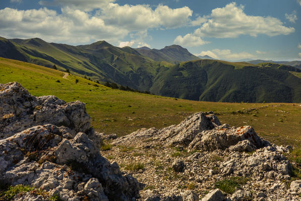 Italy, Marche, Sibillini mountain range, Monte Bove, View of the Sibillini mountain range with Vettore, Redentore, Sasso Borghese, Porche