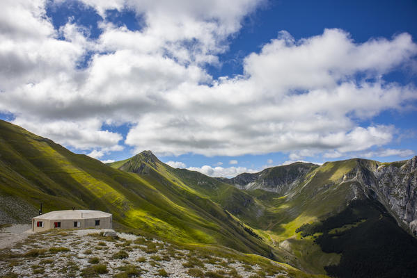 Italy, Marche, Sibillini mountain range, Monte Bove and Pizzo Berro from the Fargno mountain hut