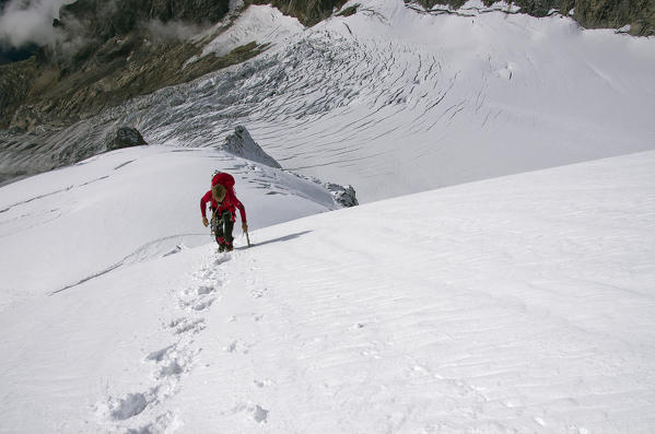 Alpinista sul ghiacciaio di Pre de Bard ai piedi del mont Dolent nel gruppo del monte Bianco.