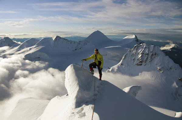 L'alpinista John Harlin lungo l'innevata cresta sud del pizzo Bernina. Sotto un lago di nubi.