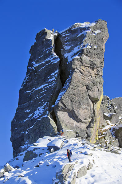 Alpinisti al cospetto del Torrione di Mezzaluna in val Gerola.