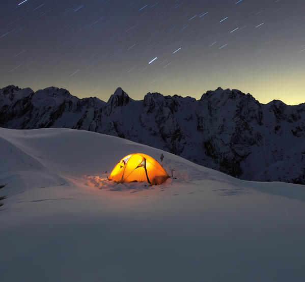 Notte in tenda sulla cima innevata della Motta di Scais nelle Alpi Orobie.