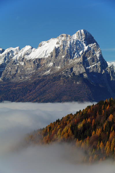 Il versante est del monte Agner emerge da un lago di nebbia (Dolomiti di Zoldo).