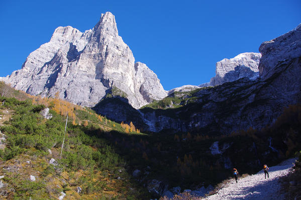 Escursionisti nelle Dolomiti di Zoldo.