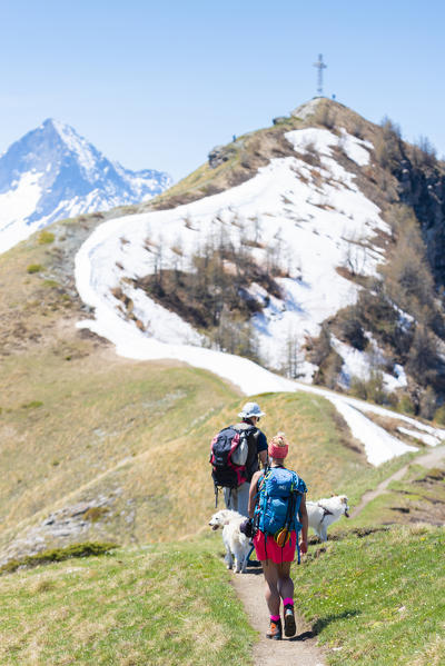 Hikers on the ridge of Cima Longhede, Verrayes, Aosta Valley, Italian alps, Italy