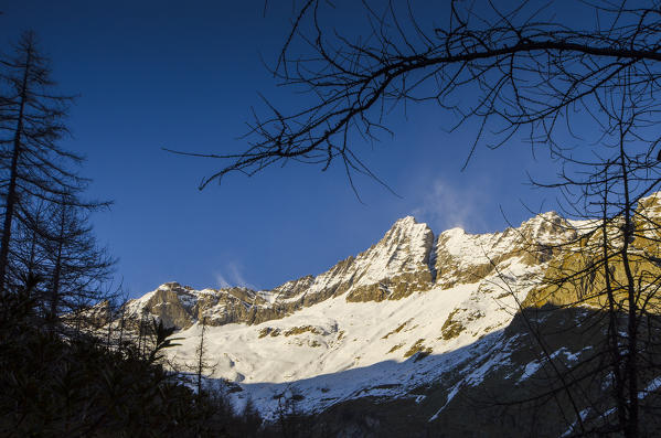 Elegant ridge in the winter sky (Soana valley, Gran Paradiso National Park, Piedmont)