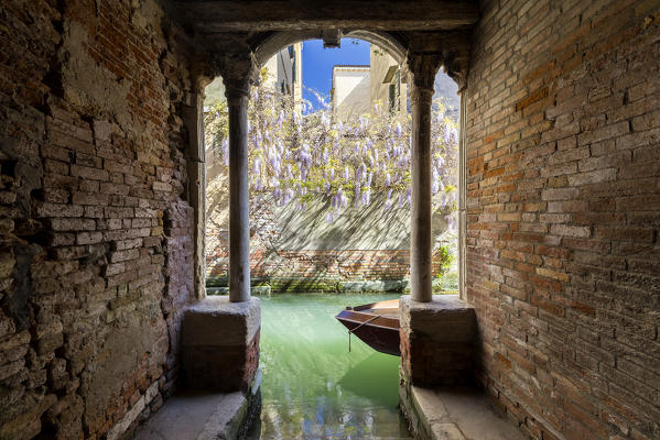 Sotoportego del Filatoio (typical venetian architectural). Venice, Veneto, Italy.