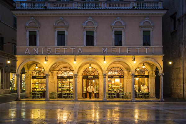 Ascoli Piceno, Marche, Central Italy, Europe. Waiting for customers at the Caffè Meletti.