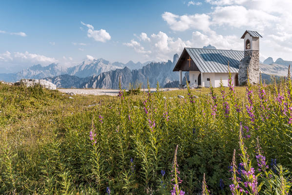 Chapel of the Alpini Corps next to the trail under Tre Cime di Lavaredo, Sexten Dolomites, Auronzo di CAdore, Belluno, Veneto, Italy