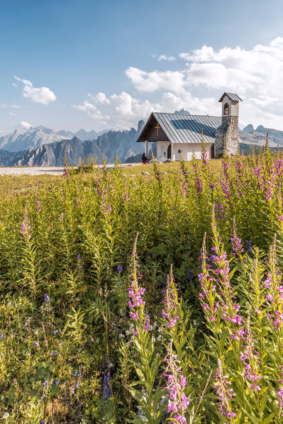 Chapel of the Alpini Corps next to the trail under Tre Cime di Lavaredo, Sexten Dolomites, Auronzo di CAdore, Belluno, Veneto, Italy