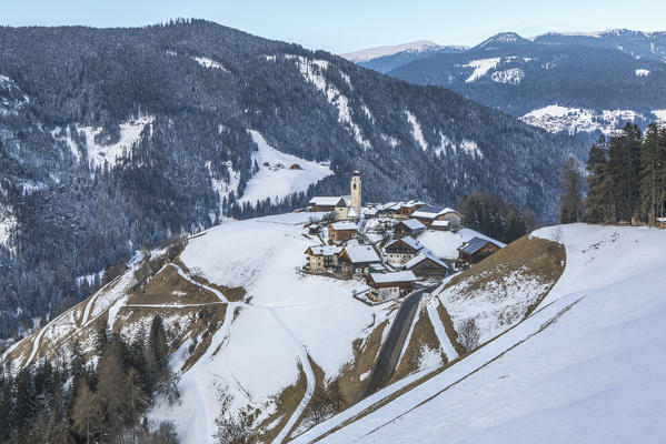 The village of Corte / Curt in the valley of Marebbe / Enneberg in winter, Bolzano, Alto Adige, Südtirol, Italy