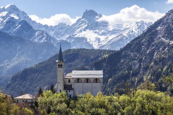 Valle di Cadore, the church of San Martino. In the background the Dolomiti Friulane and d’Oltre Piave, province of Belluno, Veneto, Italy