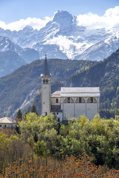 Valle di Cadore, the church of San Martino. In the background the Dolomiti Friulane and d’Oltre Piave, province of Belluno, Veneto, Italy