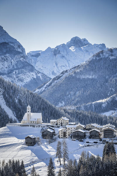 Italy, Veneto, Belluno, Agordino, alpine village of Colle Santa Lucia in winter, Dolomites