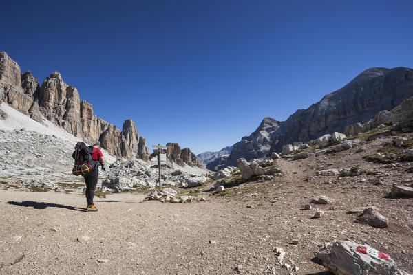 Europe, Italy, Veneto, Belluno, Cortina d Ampezzo. Hiker near Travenanzes fork, in face of Tofana di Rozes, Dolomites