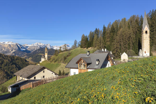 Europe, Italy, South Tyrol, St. Barbara chapel and St. Jenesius bell tower, Tolpei, La Valle, Val Badia, Dolomites