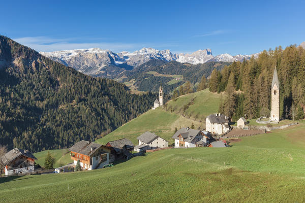 Europe, Italy, South Tyrol, St. Barbara chapel and St. Jenesius bell tower, Tolpei, La Valle, Val Badia, Dolomites