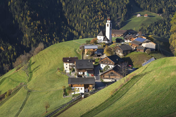The village of Corte / Curt in the valley of Marebbe / Enneberg, Bolzano, Alto Adige, Südtirol, Italy