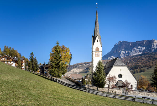 Church of Stern or La Villa in front of the Heiligkreuzkofel, Abtei or Badia, Gadertal, Dolomites, South Tyrol, Italy