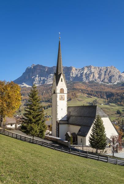 Church of Stern or La Villa in front of the Heiligkreuzkofel, Abtei or Badia, Gadertal, Dolomites, South Tyrol, Italy