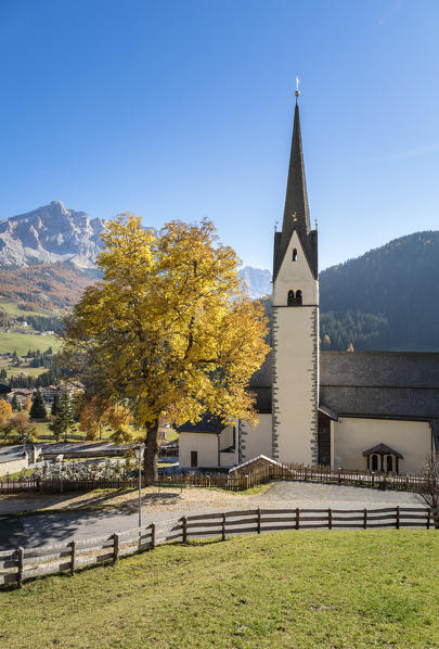 Church of Stern or La Villa in front of the Heiligkreuzkofel, Abtei or Badia, Gadertal, Dolomites, South Tyrol, Italy