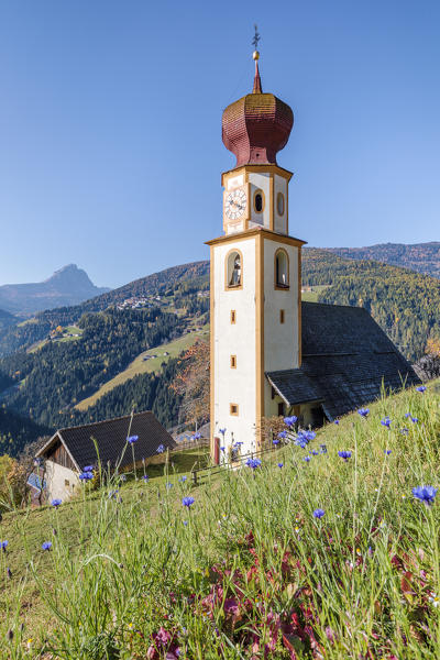 The alpine church of St. Georg in Pliscia / Plaiken, Marebbe / Enneberg, Bolzano, Alto Adige, Südtirol, Italy