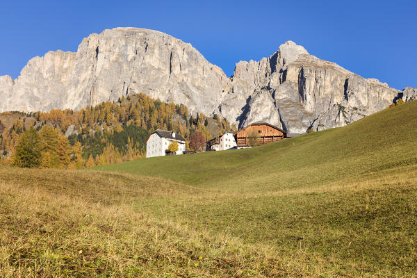 Traditional houses below the Sass da Ciampac, Puez group, Colfosco / Calfosch, Gadertal, Alta Badia, Dolomites, South Tyrol, Italy